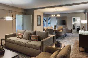 萨凡纳Marriott Savannah Riverfront的带沙发的客厅和用餐室