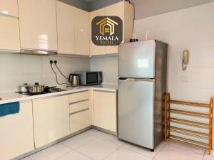 新山Yemala Suites at Skyloft - Johor的厨房配有不锈钢冰箱