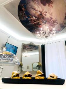 苏尔莫纳Vittorio Veneto Private SPA的天花板和天花板绘画的房间
