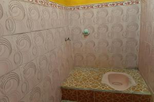 外南梦SPOT ON 92857 Kos Haji Jakfar Syariah的一间位于客房角落的带卫生间的浴室