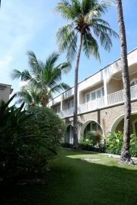 帝力诺瓦图里斯莫度假村及Spa酒店的一座棕榈树建筑