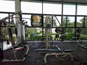 新山Yemala Suites at Skyloft - Johor的大楼内带有氧器材的健身房