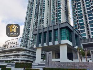 新山Yemala Suites at Skyloft - Johor的一座高楼前的建筑物