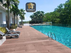 新山Yemala Suites at Skyloft - Johor的度假村的游泳池周围设有椅子