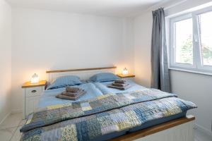 ŽirovnicaAparthouse Jana Breg的一间卧室配有一张带两个枕头的床