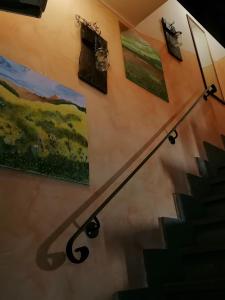 龙奇廖内La Marchesina的墙上有画作的楼梯