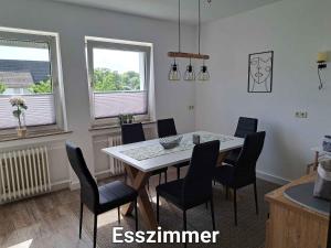 施马伦贝格Ferienwohnung Blumenau的一间配备有白色桌椅的用餐室