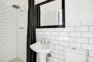 悉尼VENUS Harbourside - FEMALE ONLY HOSTEL的白色的浴室设有水槽和镜子
