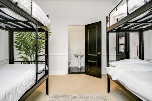 悉尼VENUS Harbourside - FEMALE ONLY HOSTEL的带浴室的客房内的两张双层床