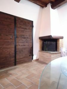 龙奇廖内La Marchesina的一间设有木门和壁炉的客房