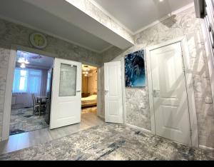TürkistanЯсауи аппартамент的门廊和带用餐室的房间