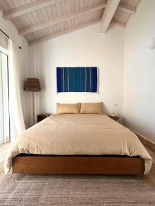 塞卡尔Vale da Cassiopeia的一间卧室,卧室内配有一张大床