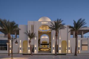 赫尔格达Serry Beach Resort的一座棕榈树建筑