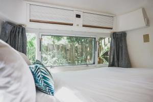 诺萨拉Airstream by the Sea的一间卧室设有一张床和一个大窗户