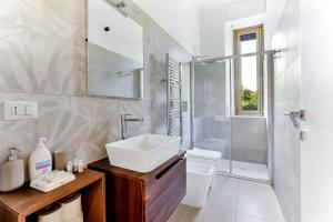 米兰Appartamento Napoli 25 - Affitti Brevi Italia的白色的浴室设有水槽和淋浴。
