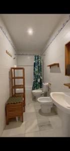 圣玛丽亚港Casa Murillo的浴室设有2个卫生间和水槽