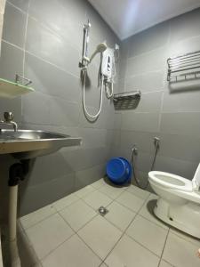 拉布安Ayana Homestay的带淋浴、卫生间和盥洗盆的浴室