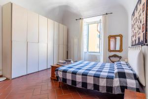 利沃诺Livorno-Mercato delle Vettovaglie Central Apt!的卧室配有蓝色和白色的床和窗户。