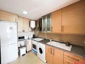 奥罗佩萨德尔马La Terrace的厨房配有白色冰箱和洗碗机。