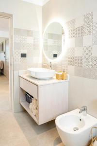 拉古纳Aqua Esmeralda Luxury Beach Front Apartment的白色的浴室设有水槽和镜子