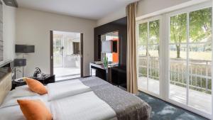 赛特古特哈德圣哥达瑟米酒店&会议的一间卧室设有一张床和一个大窗户