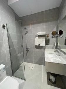 哈费尔巴廷HIGH VIEW HOTEL فندق عالية الاطلالة的带淋浴、卫生间和盥洗盆的浴室