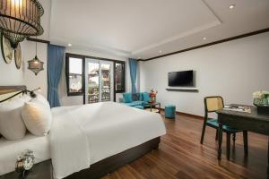 河内Media Central Hotel & Spa的卧室配有一张白色大床和一张书桌