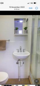 悉尼STUDIO IN BONDI的一间带水槽和卫生间的浴室