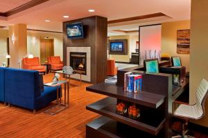 多伦多多伦多机场万怡酒店的带沙发和壁炉的客厅