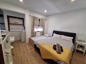 圣克鲁斯-德拉帕尔马habitacion con baño privado en un piso con familia的一间卧室配有一张黄色毯子床