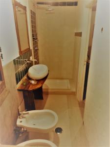 CosentinoDimora Pietre Verdi的浴室配有卫生间、盥洗盆和淋浴。