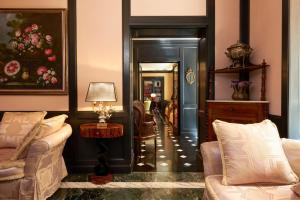 罗马罗马英格兰酒店 - 星际酒店集团的客厅配有两张沙发和一张桌子