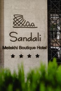 第比利斯Sandali Metekhi Boutique Hotel的桑塔安那医学精品酒店的标志