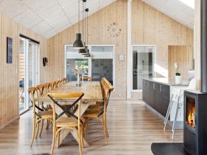 博恩瑟Holiday home Bogense XLII的厨房以及带木桌和椅子的用餐室。