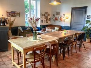 Chalonnes-sur-LoireLe Logis des Mariniers的一间带木桌和椅子的用餐室