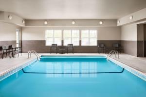 印第安纳波利斯印第安纳波利斯西北酒店的蓝色水的酒店客房的游泳池