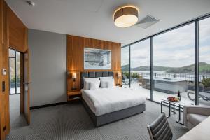 格雷德克纳德纳杰姆Heron Live Hotel Marina & SPA的一间卧室设有一张床和一个大窗户