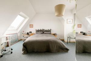 斯特拉斯堡Suite Place de l'Etoile的一间卧室配有一张床、一张书桌和一个窗户。