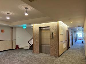 金城宏福旅店的大楼里一条带电梯的空走廊