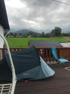 扎科帕内Camping Zakopane Willa Skoczek oferta nie dotyczy noclegu w pokoju的帐篷和甲板上的椅子