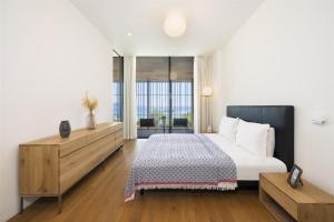 博德鲁姆Barbaros Reserve Bodrum Residences Managed by Kempinski的一间卧室设有一张床和一个大窗户