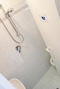 里米尼Hotel Gialpina的一间带卫生间和淋浴的浴室