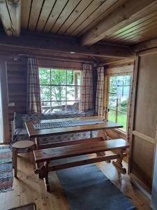 海门林纳Rantamökki Naava的小木屋内的一个房间,设有两个长椅