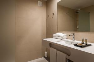 格拉诺列尔斯奥古斯塔巴塞罗那瓦莱斯酒店的一间带水槽和镜子的浴室