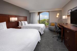 布雷登顿布雷登顿萨拉索塔/湖滨万怡酒店的酒店客房配有两张床和一张书桌