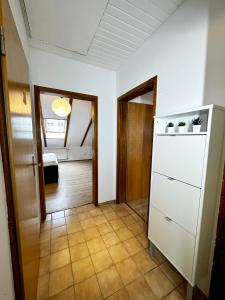 哥廷根2-Zimmer im Herzen von Göttingen的一间设有走廊和白色梳妆台的房间