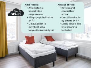 万塔Hiisi Homes Vantaa Keimolanmäki的客房内的两张床,描述了各自的特色
