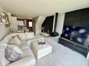 利明顿温泉Fantastic 2-Bed House with Parking - Hosted by Hutch Lifestyle的客厅配有白色沙发和大电视