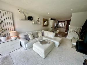 利明顿温泉Fantastic 2-Bed House with Parking - Hosted by Hutch Lifestyle的客厅配有白色的沙发和桌子