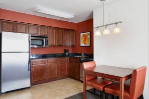 基林Residence Inn by Marriott Killeen的厨房配有白色冰箱和桌子